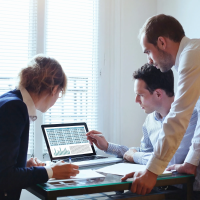 01 buchhaltung zahlen analysieren hinweisen besprechung arbeitamlaptop 0042 200