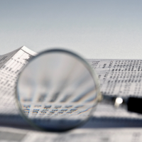 01 buchhaltung zahlen lupe analysieren 0043 200