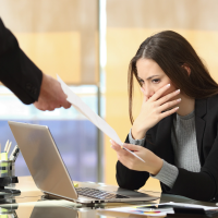 01 entlassung kuendigung frau verzweifelung buero arbeitamlaptop 0050 200