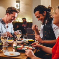 01 gastronomie restaurant tisch essen leute 0129 200