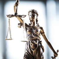 01 justizia klein frontal ganz 0083 200