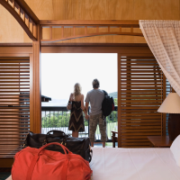 01 urlaub hotel hotelzimmer familie 0135 200