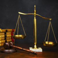 01 waage richterhammer gericht gesetze 0123 200