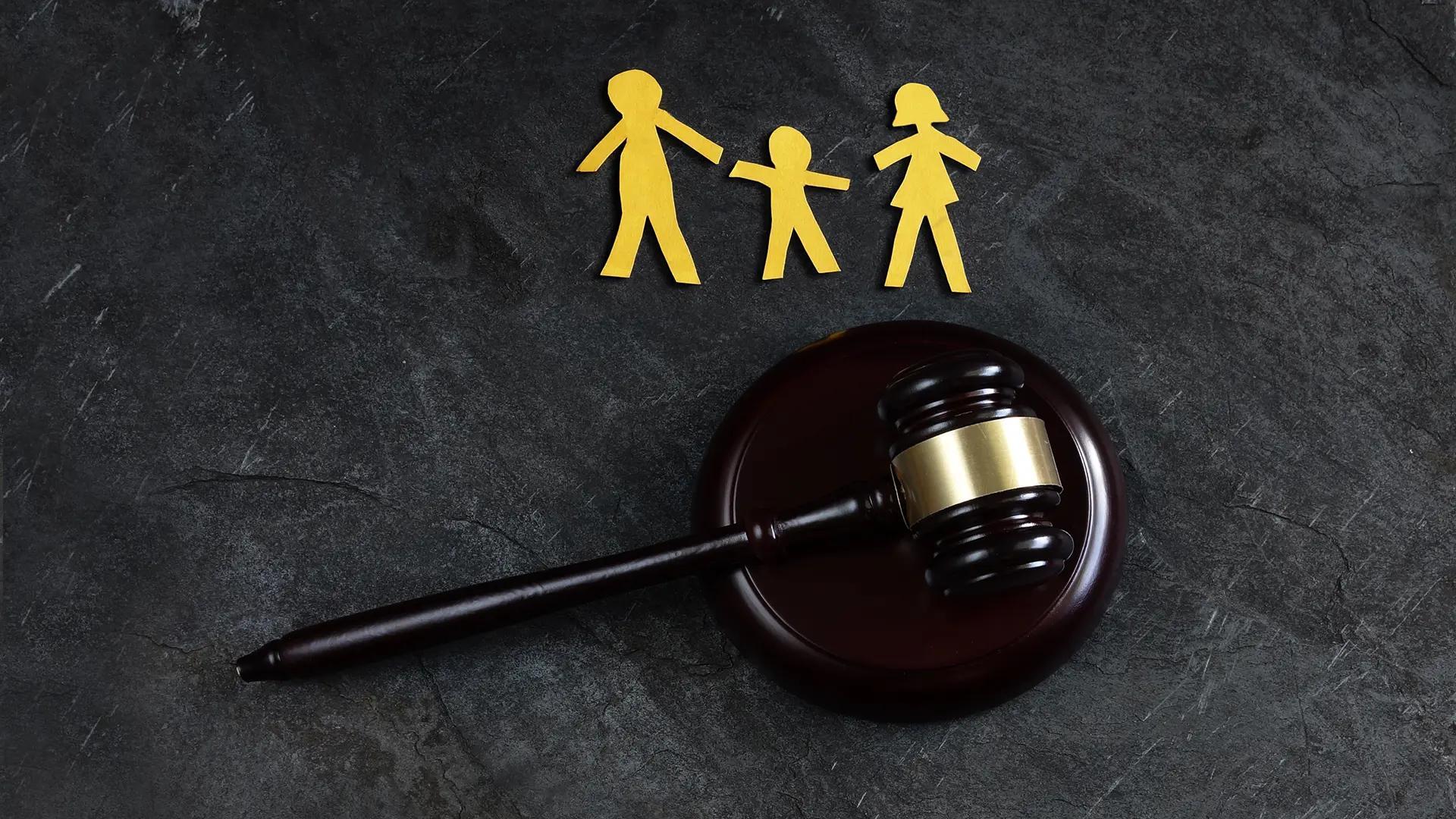 02 familienrecht richterhammer gericht maennchen 0061 1920