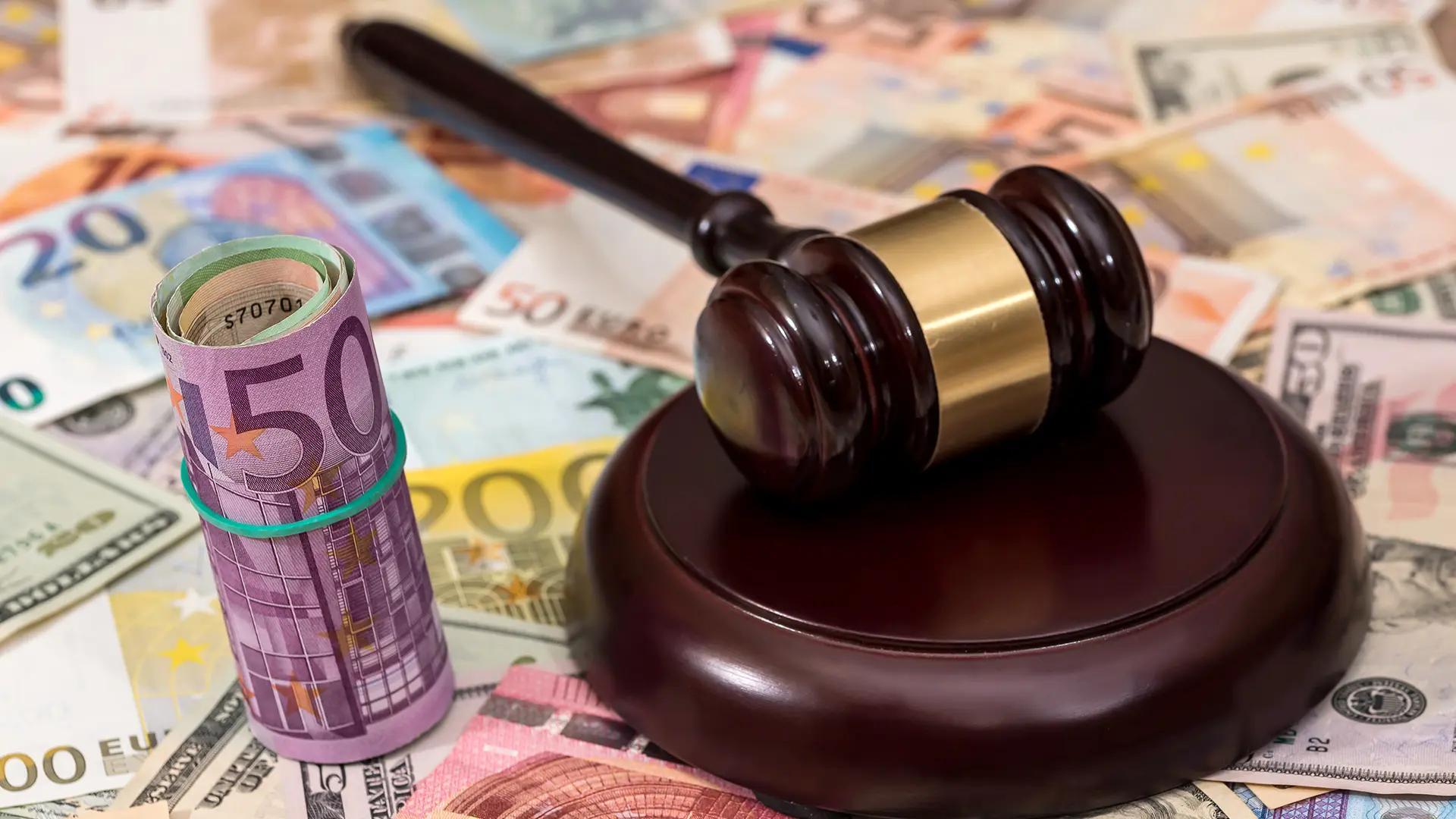 02 wirtschaftsrecht richterhammer geld geldscheine 0126 1920