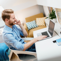 01 arbeitszimmer mann arbeitamlaptop 0011 200