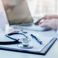 01 arzt arbeitamlaptop stehtoskop 0013 200