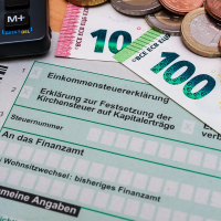 01 einkommenssteuererklaerung geld banknoten 0217 200