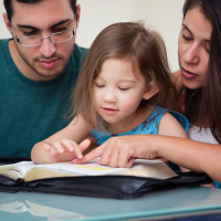 01 familienrecht familie gluecklich hinweisen kinder 0059 200