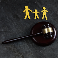 01 familienrecht richterhammer gericht maennchen 0061 200