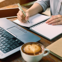 01 freiberufler laptop aufschreiben arbeitamlaptop kaffee 0066 200