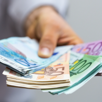 01 geld hand angebot scheine euro 0284 200