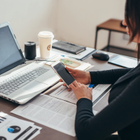 01 homeoffice laptop tisch handy frau 0305 200