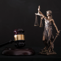 01 justizia klein richterhammer gericht 0085 200