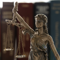 01 justizia klein seitlich statue buecher 0086 200