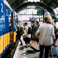 01 oeffis zug bahnsteig reise menschen 0173 200