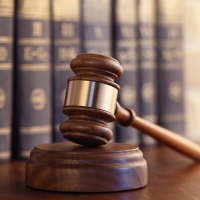 01 richterhammer buecher gesetze urteil 0109 200