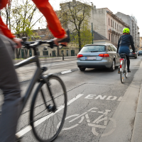01 strasse verkehr fahrrad fahrradweg auto pkw helm 0412 200