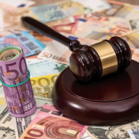 01 wirtschaftsrecht richterhammer geld geldscheine 0126 200